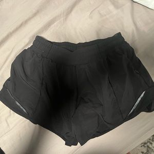 black lulu shorts 2.5”